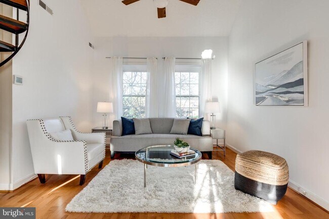 Foto del edificio - 2968 S Columbus St