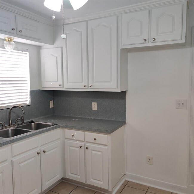 Foto del edificio - 919 Oak Meadows St