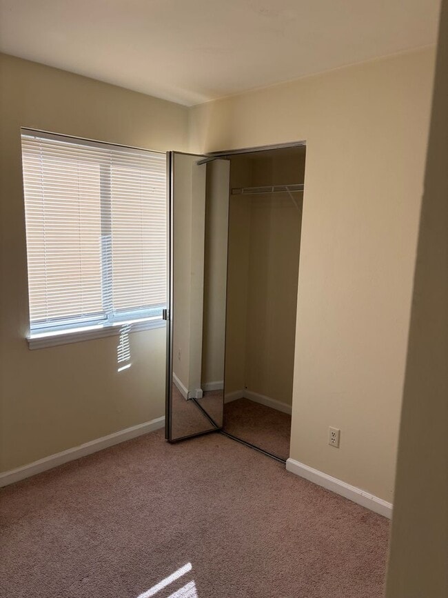 Building Photo - 4BR/2BA Near Virginia Tech | Bus Route, Laundry In-Unit