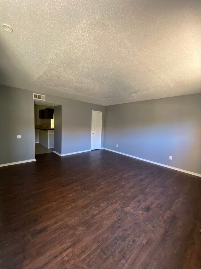 Building Photo - 2 Bedroom 1.5 Bath Apt at the Monterey Square Apts NW OKC