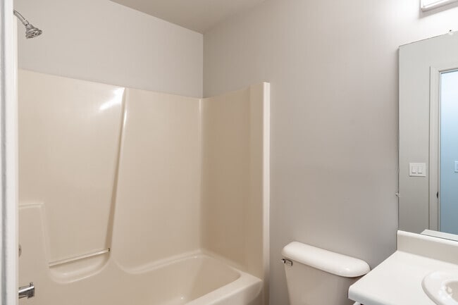 2BR, 1.5BA - 1,000SF - Bathroom - University Place Apartments