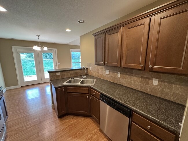 Building Photo - 4500 Weybridge Dr