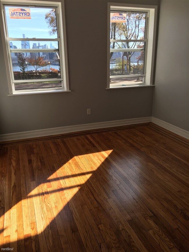 Building Photo - 3 br, 1 bath Apartment - 5907 Kennedy Blvd E
