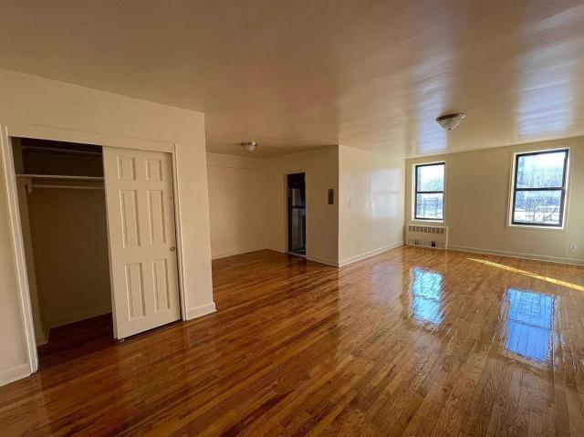 Foto principal - 1 bedroom in JAMAICA NY 11432