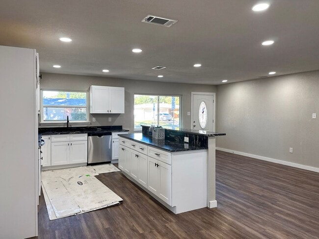 Building Photo - 4 Bedroom / 3 Full Bath