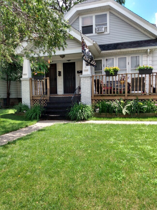 2 BR upper - 5323 W National Ave