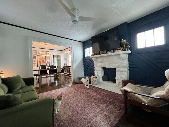 Foto del edificio - {4331} Updated West Plaza Bungalow + Moder...