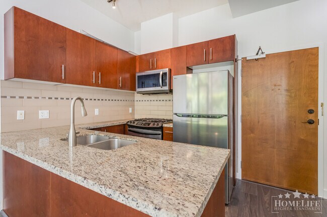 Photo du bâtiment - Modern 2 Bed Condo with Large Private Patio at Versante in Richmond City Centre