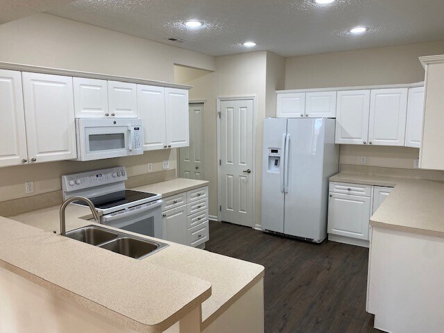 Kitchen - 1347 Cascade Dr