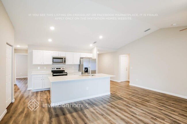 Building Photo - 1702 SW Airoso Blvd