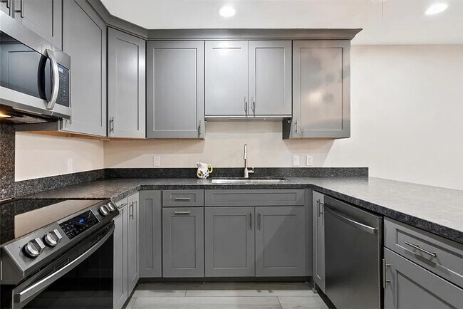 Foto del edificio - 6815 Remmet Ave
