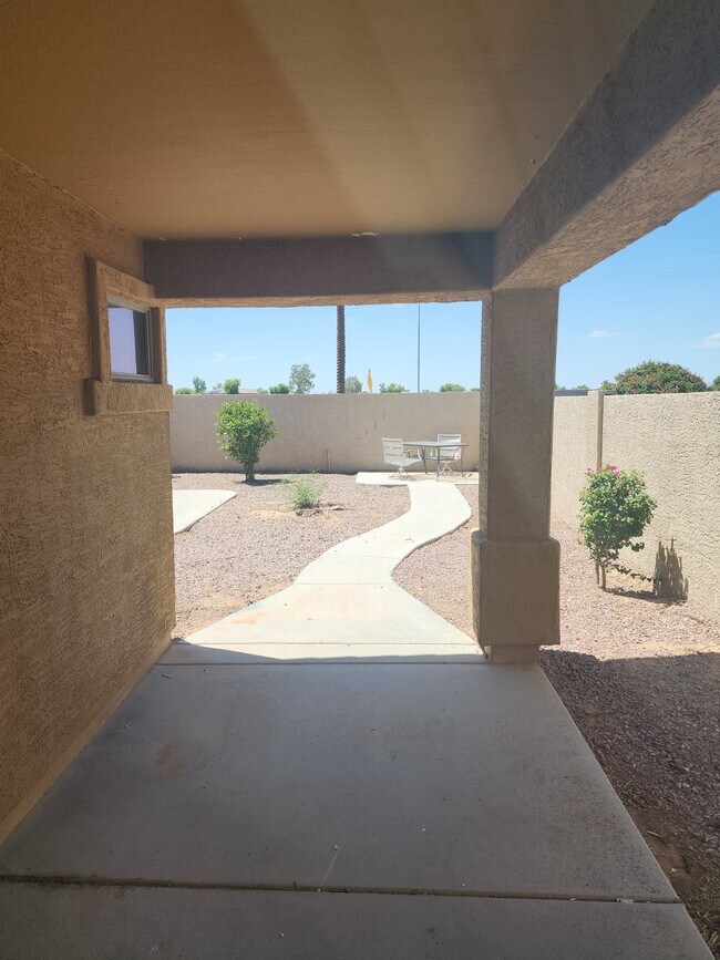 Foto del edificio - 36455 W Alhambra St