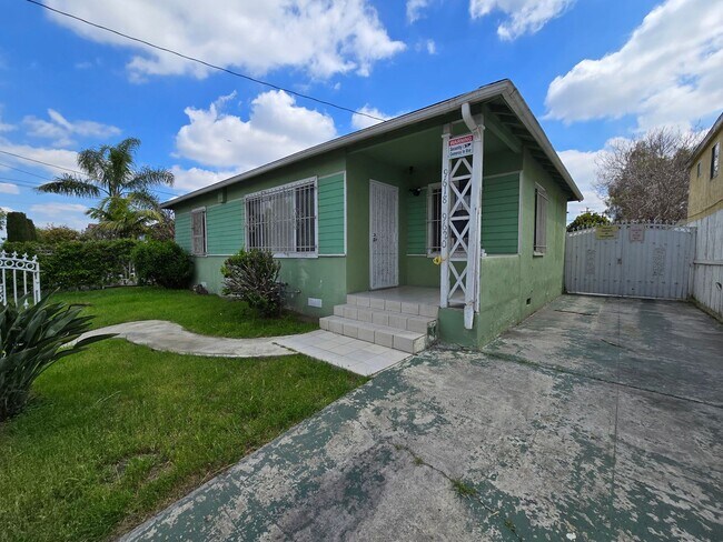 Foto del edificio - 3 bedroom / 2 bathroom front house for ren...