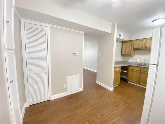 Foto del edificio - 1141 N Durham Dr