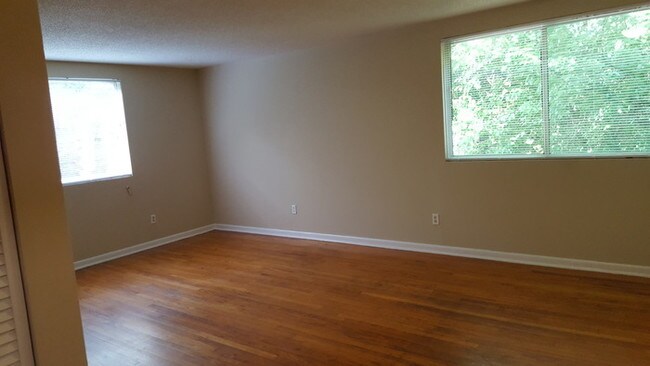 Building Photo - 2 Bedroom Apt in West End