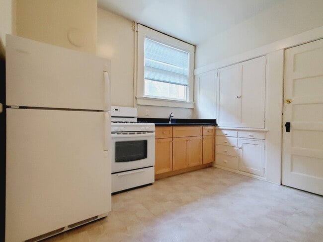 Building Photo - 685 Haight St