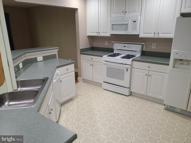 Building Photo - 607 Bellerive Ct