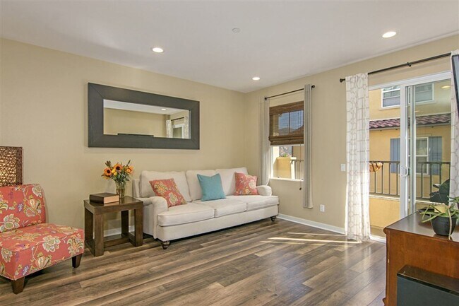 Foto del edificio - Spacious 2 Bedroom + Office/Den Townhome in Beautiful San Marcos, CA