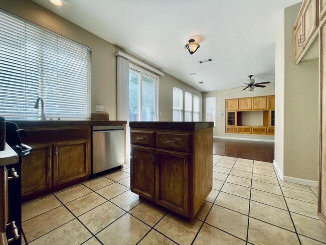 Building Photo - Beautiful 4bed / 3bath 3,281 SQFT Move in ...