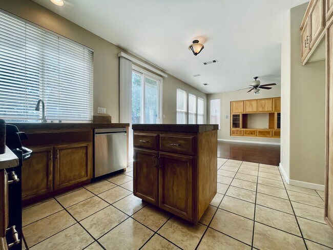 Foto del edificio - Beautiful 6 Bed, 3 Bath on court in Brentwood