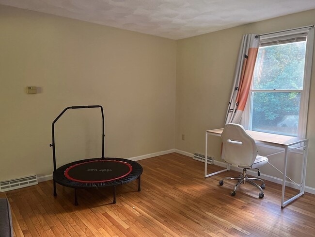 Foto del edificio - 75 Tenney Rd