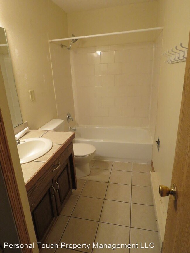 Building Photo - 525 5th St Ct