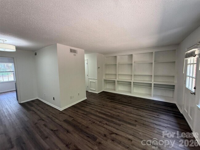Building Photo - 4605 Hedgemore Dr