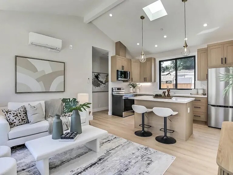 Techos abovedados y mucha luz natural. - 200 Mountain View Ave