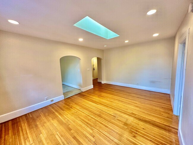 Foto del edificio - Dashing Dupont Circle 1 Bedroom Apt with skylight and building roof deck.