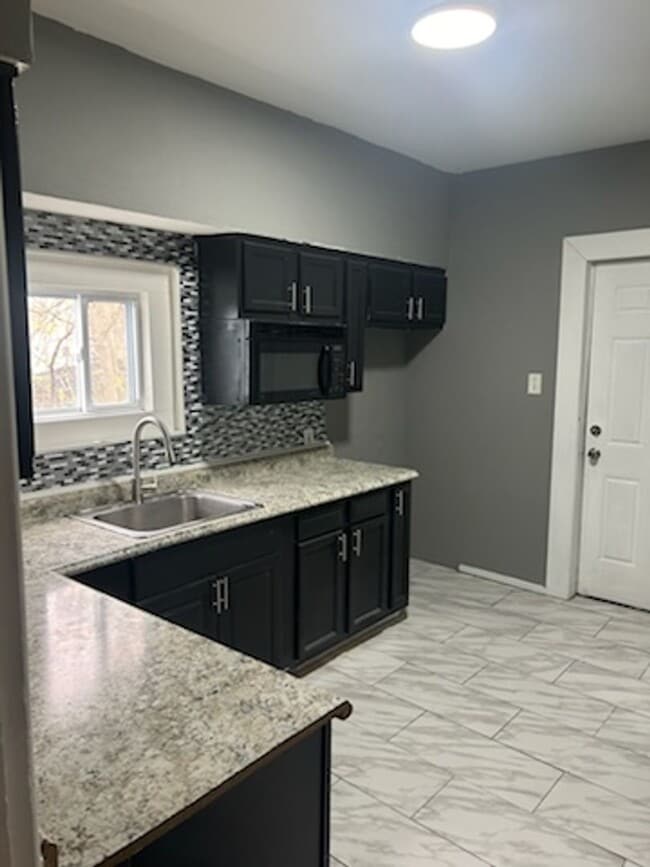 Building Photo - Spacious 3 bedroom apartment for rent in B...