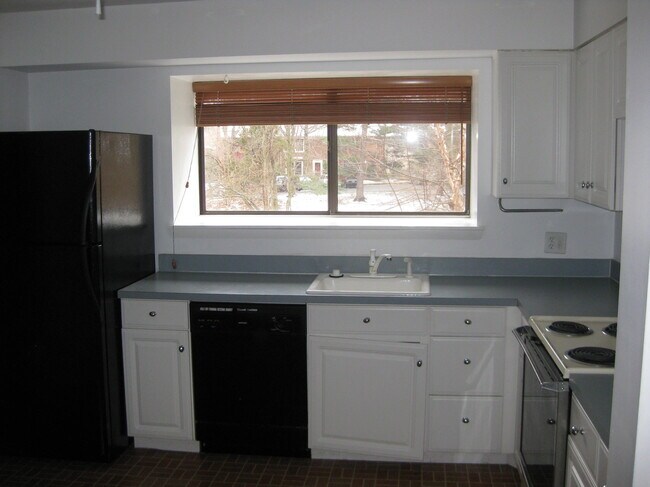 Building Photo - 2040 Golf Course Dr