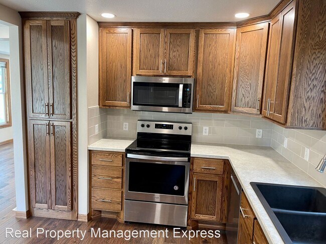 Foto del edificio - 3 br, 1.5 bath House - 1328 E 6th St