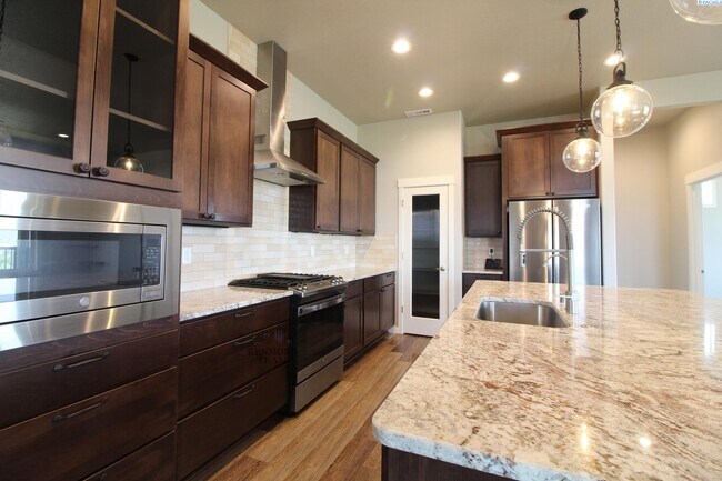 Foto del edificio - 4 Bed/2.5 Bath + an Office Home in Richland