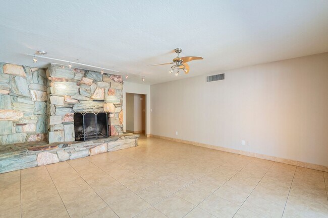 Building Photo - Move in Ready! 3 Bedrooms, 3 Bathrooms & P...