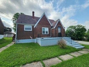 Building Photo - 824 Oak St