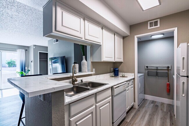 Casa modelo de dos habitaciones con armario para lavandería - Bay Breeze Apartments