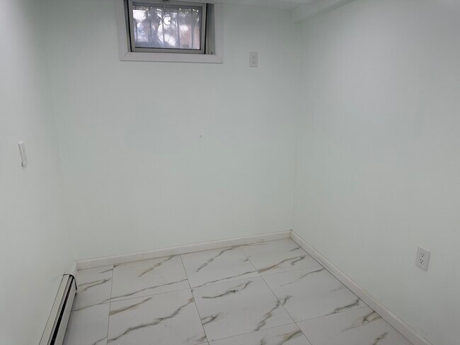 Dormitorio 1 - 8260 166th St