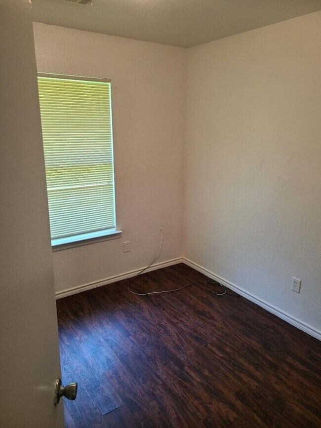 Foto del edificio - 3421-3423 Bright St