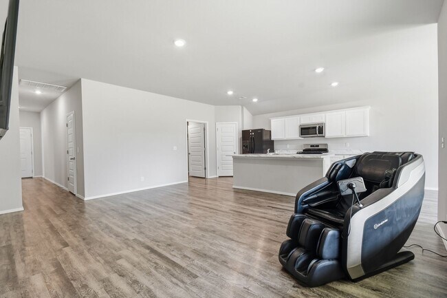 Building Photo - Charming 3 Bed, 2 Bath Home Backing to a Peaceful Greenbelt in Broken Arrow!