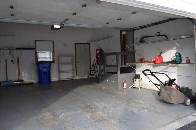 Building Photo - 10 Bicknell Ave