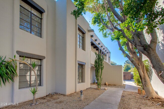 Foto del edificio - 1449 E Highland Ave