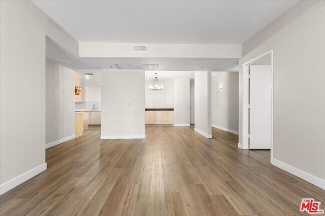 Building Photo - 5350 White Oak Ave
