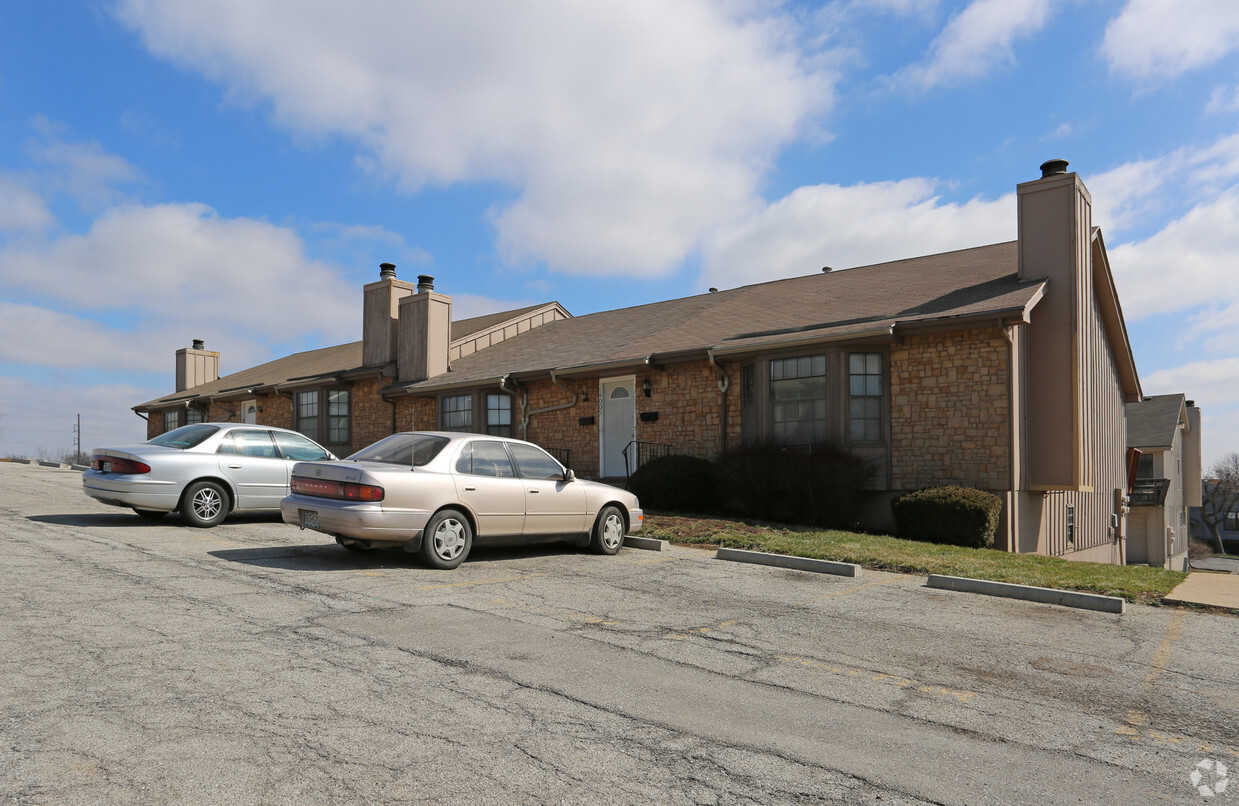 Building Photo - River Oaks Townhomes