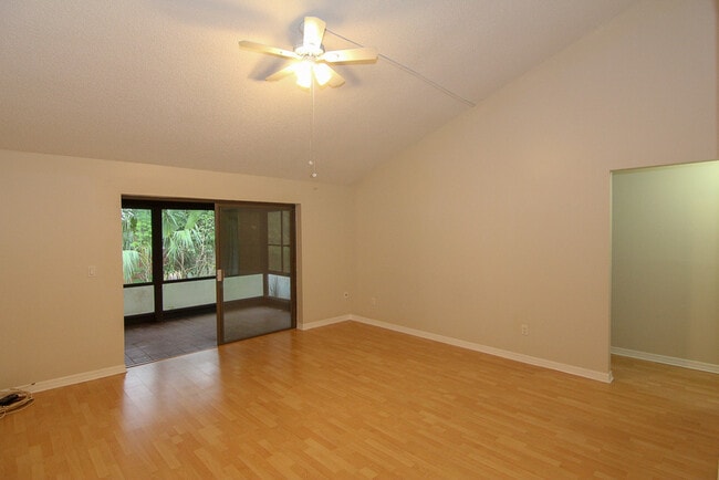 Building Photo - 3/2 Single Family home with Fenced Yard