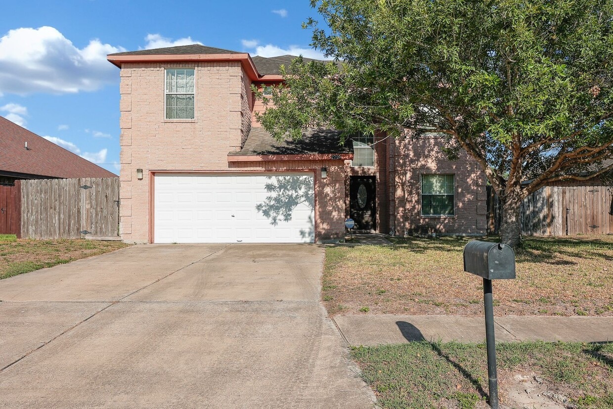 Primary Photo - SPACIOUS 2-STORY! LOCATION!