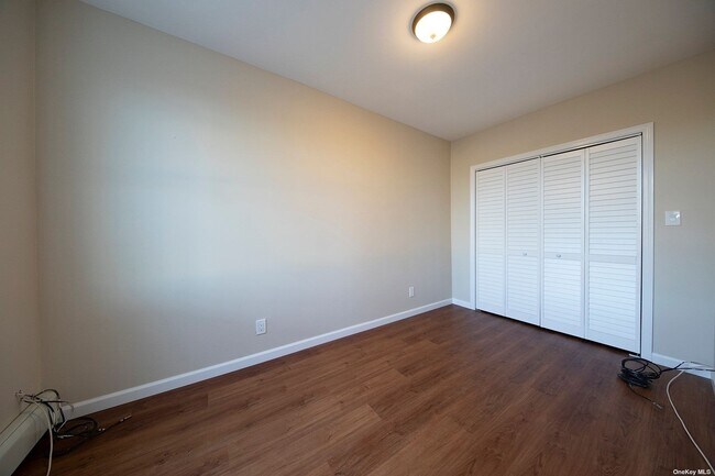 Foto del edificio - 84-24 Little Neck Pkwy