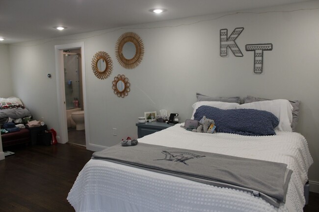 Foto del edificio - HOT ALLSTON LISTING!!!!