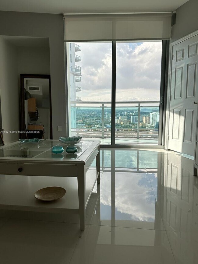 Foto del edificio - 350 S Miami Ave