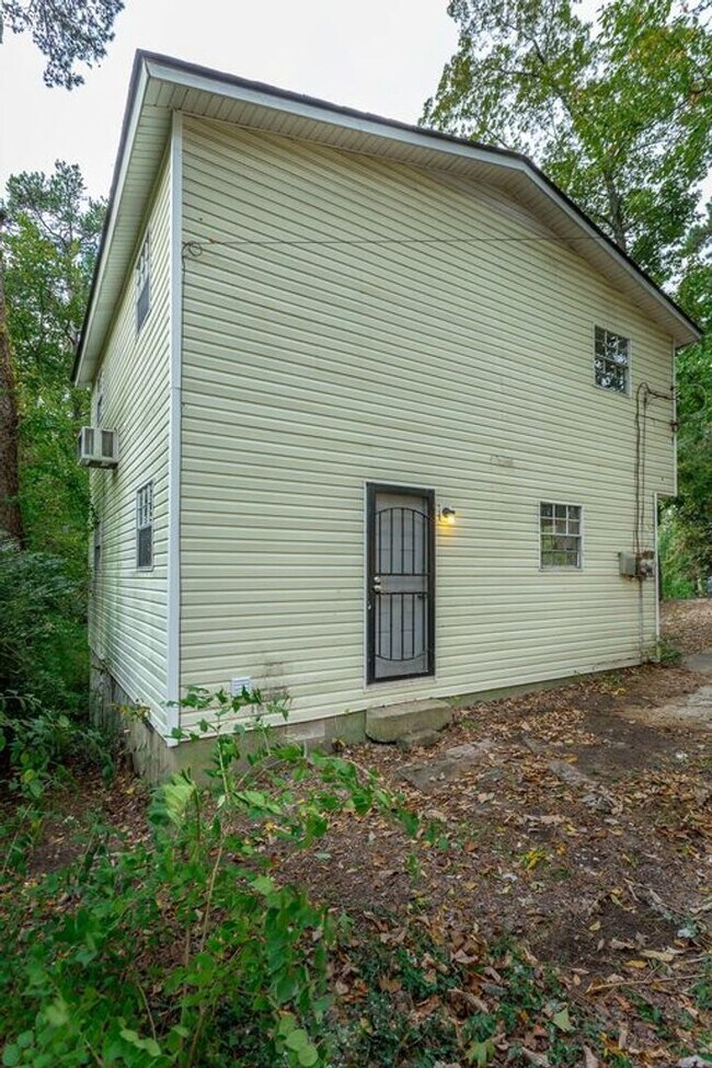 Building Photo - Newly renovated 3 bedroom, 1.5 bathroom fo...