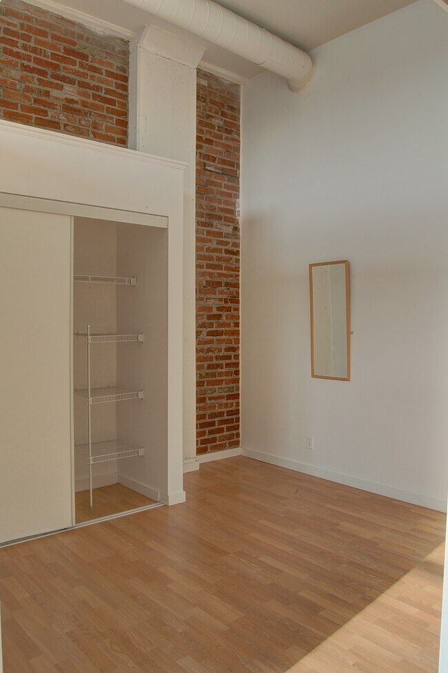 Building Photo - 404 King St W